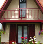 balcon avec barriere de securite rouge