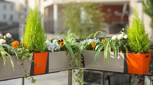 jardiniere a suspendre au garde corps de balcon